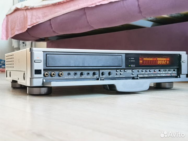 Видеомагнитофон JVC HR D980
