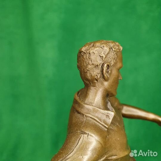 Бронзовая статуэтка Футболист с мячом