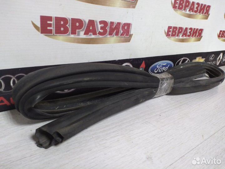 Уплотнительная резинка капота Peugeot 308 2009