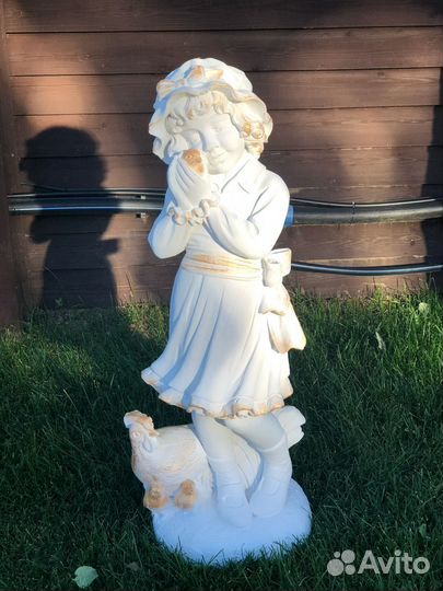 Девочка с птенцом скульптура