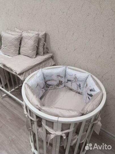 Детская кроватка с маятником