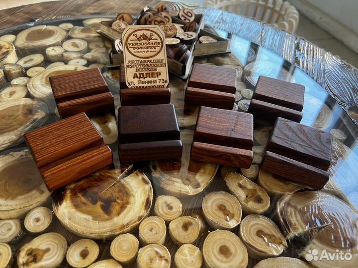 Подставка для телефона из массива кипариса