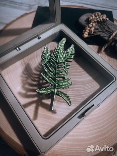 Брошь веточка в шкатулке