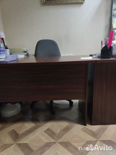 Угловой стол с тумбой