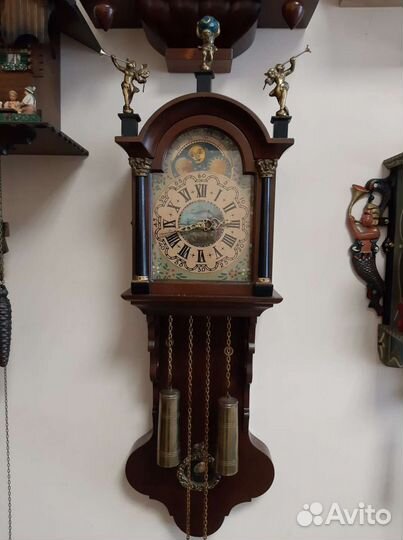 Старинные настенные часы с боем