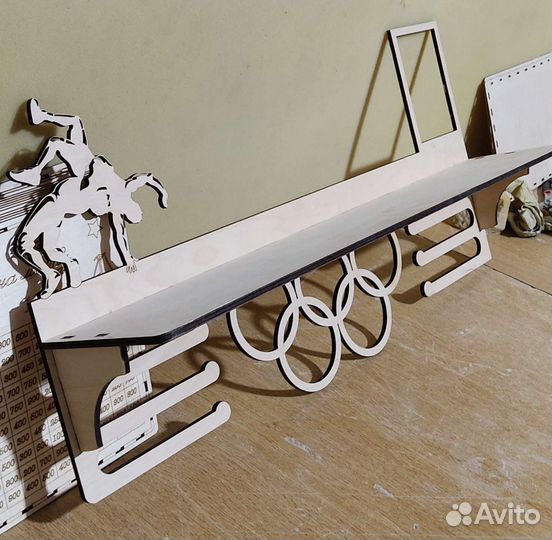 Медальница с полкой