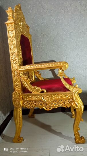 Трон покрытый сусальным золотом
