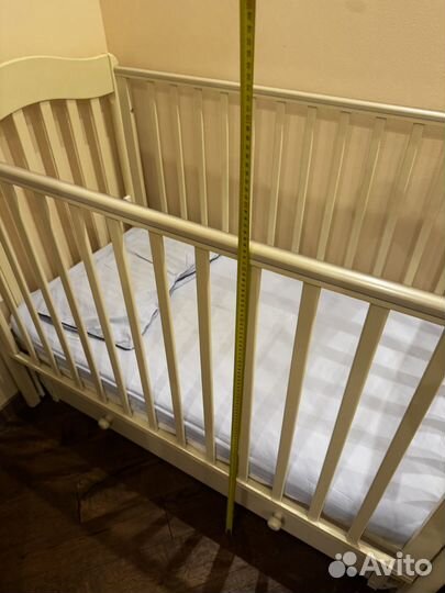 Детская кроватка с маятником и ящиком