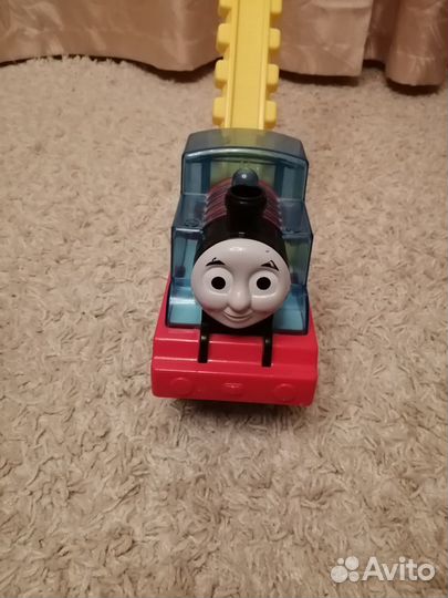 Каталка -паровозик томас fisher-price