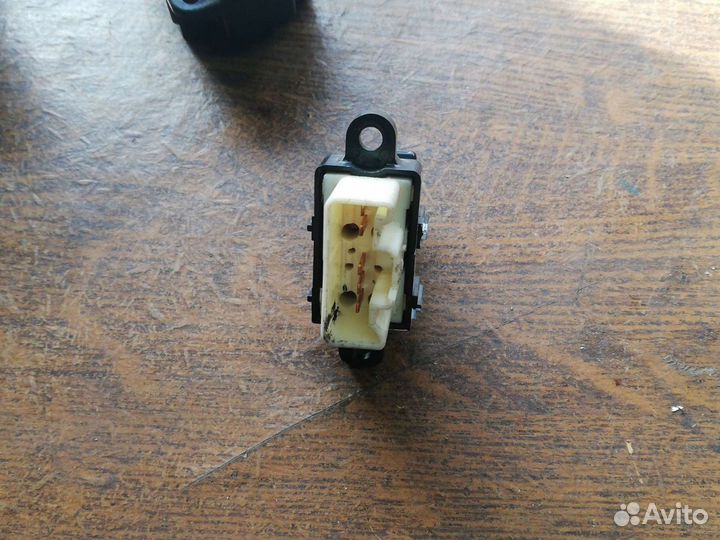 Кнопка стеклоподъемника Мазда демио 1