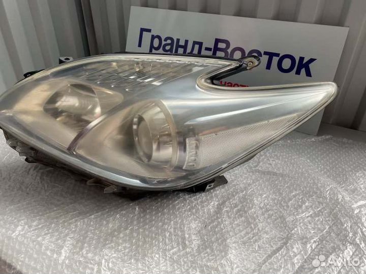 Фара левая Toyota Prius ZVW30 2010