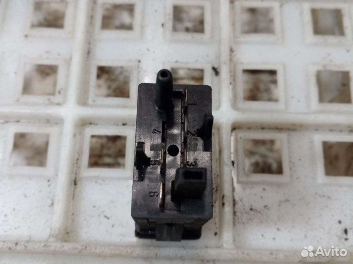 Кнопка подогрева стекла задняя Audi А6 С4