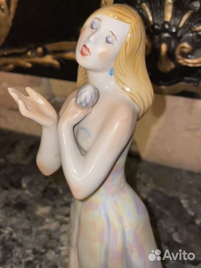 Фарфоровая статуэтка Певица с микрофоном