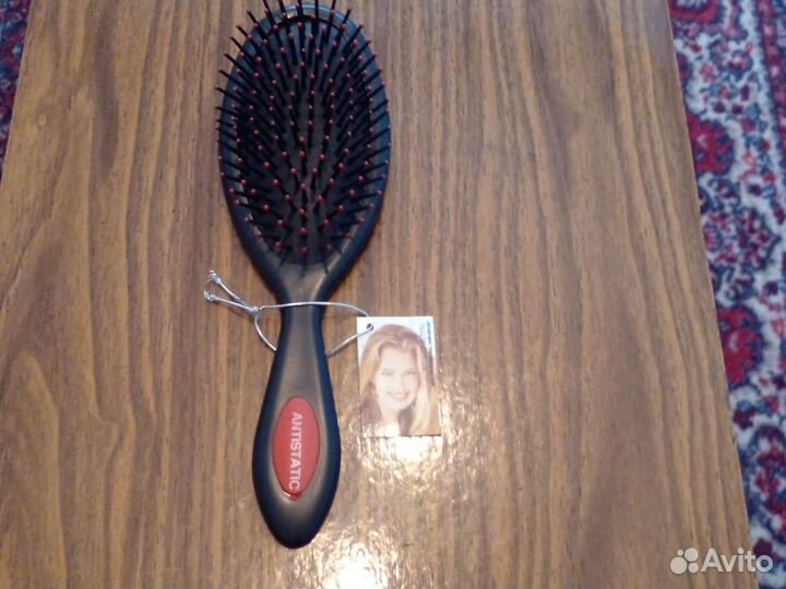 Женская расчёска для волос и ножницы