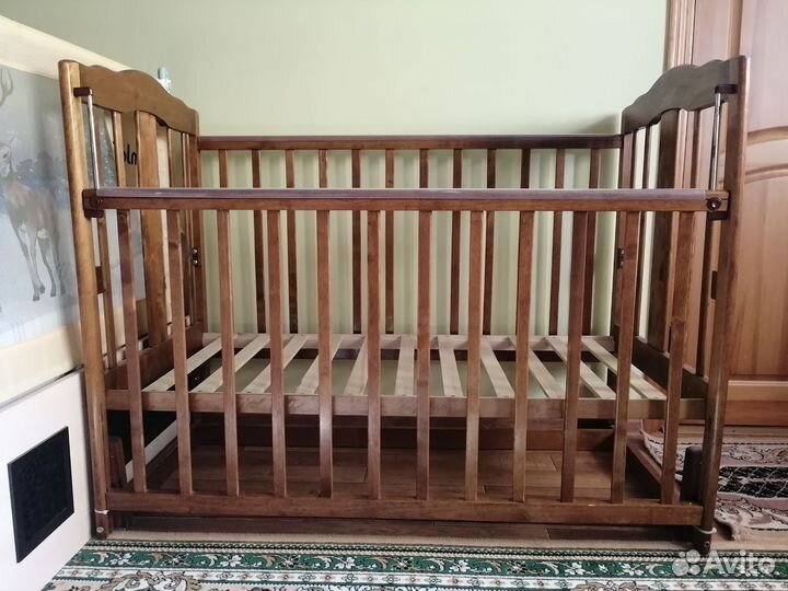 Детская кроватка с маятником