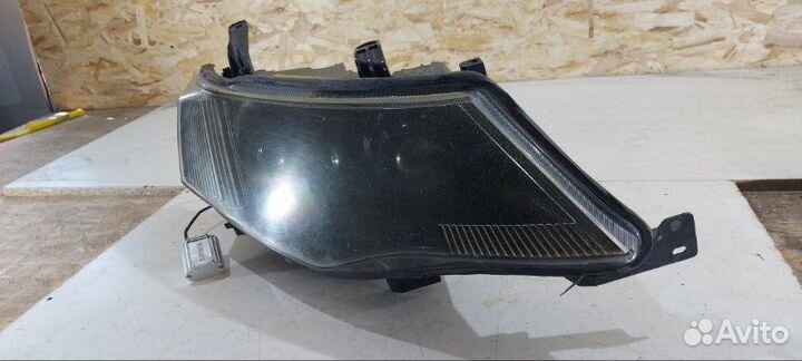 Фара ксеноновая передняя правая Mitsubishi