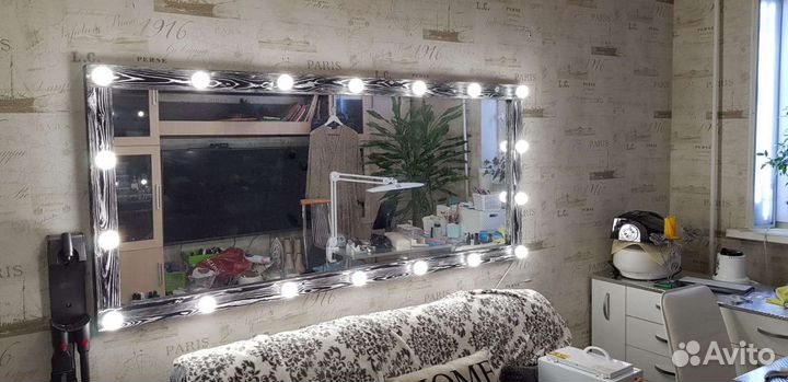 Гримерное зеркало с лампами из массива дерева