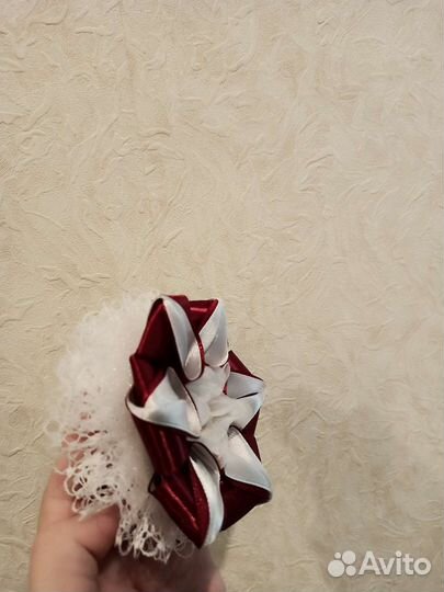 Бело-бордовый бант ручной работы