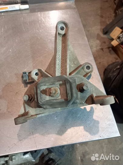 Кронштейн крепления МКПП Renault Megane2