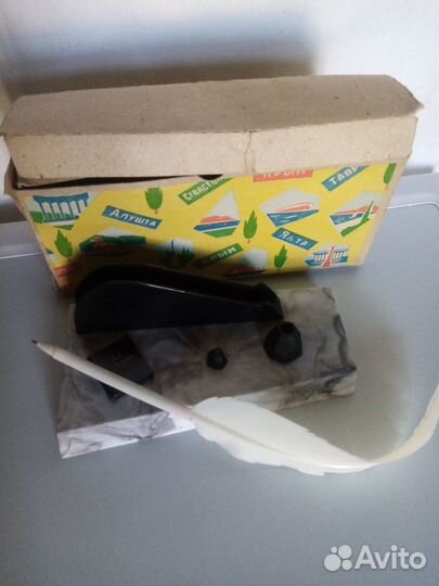 Сувенир:ручка-перо, игольница колкий пластик СССР