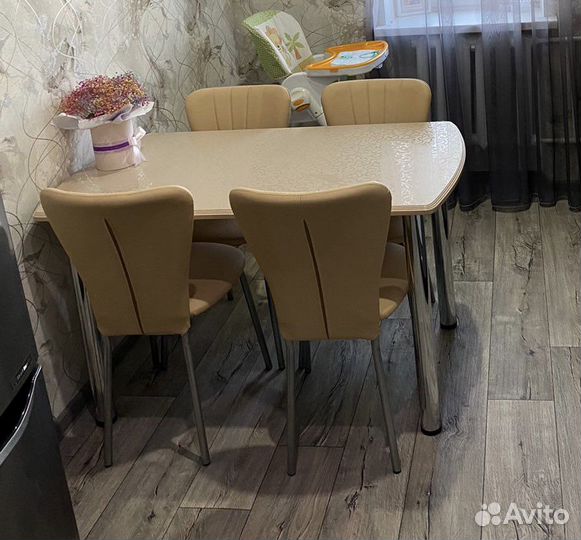 Стол и стулья