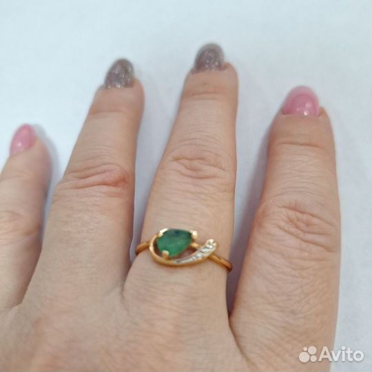 Золотое кольцо с бриллиантом и изумрудом