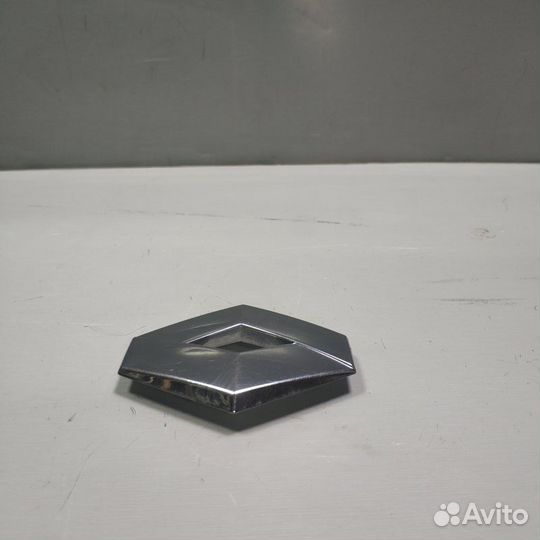 Эмблема крышки багажника Renault Sandero 2 K7M812