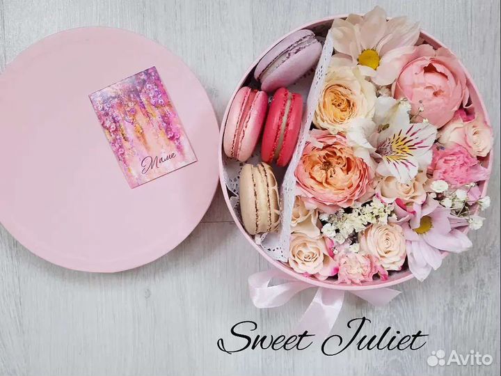 Цветы в коробке с макарони Доставка цветов.Подарки