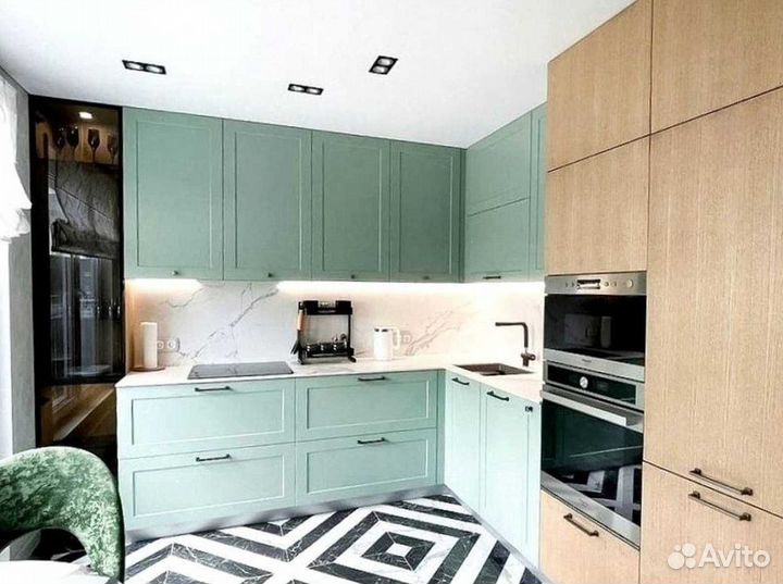 Кухонный гарнитур с каменным островом