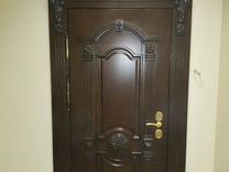 Дверь входная с карнизом из массива дуба