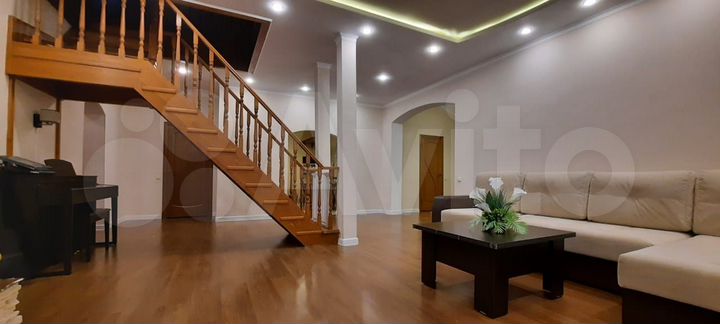 Дом 198 м² на участке 6 сот.