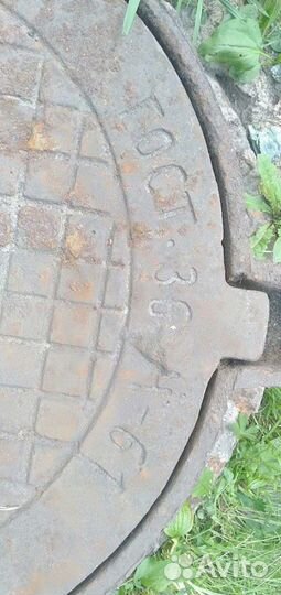 Канализационный люк с крышкой