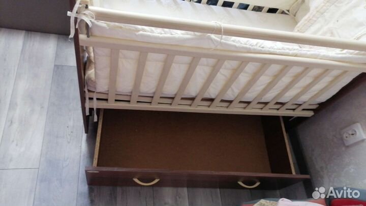 Детская кроватка с маятником и комодом