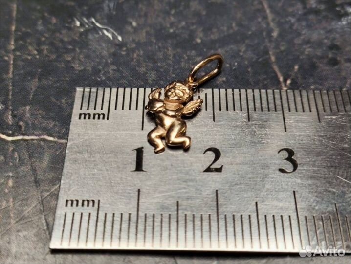 Золотой кулон 585 пробы массой 0.9 грамм