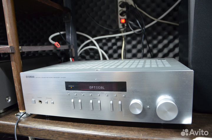 Сетевой стерео усилитель с цап Yamaha R-N301 компл