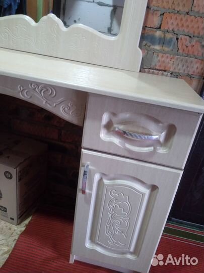 Продается трюмо