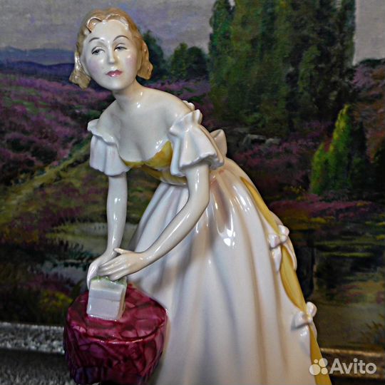 Royal Doulton.Статуэтка.С днем рождения.Фарфор