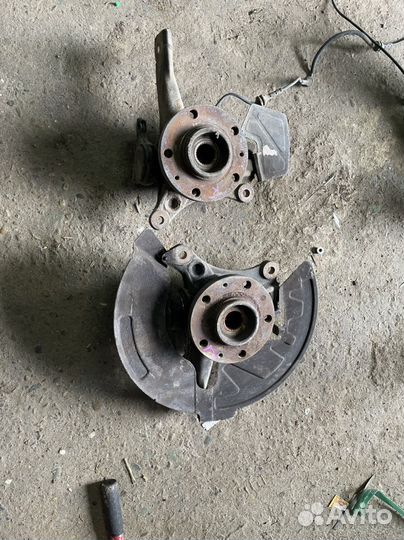 Левый Передний поворотный кулак пежо 407