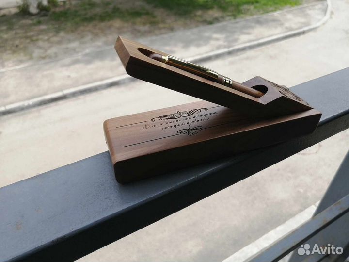 Деревянная ручка с гравировкой в футляре, подарок