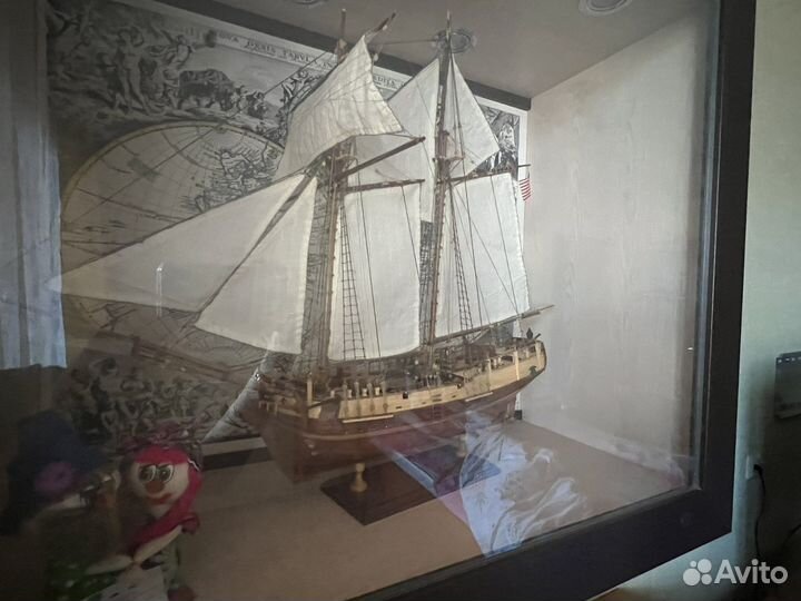 Модель парусного корабля из дерева
