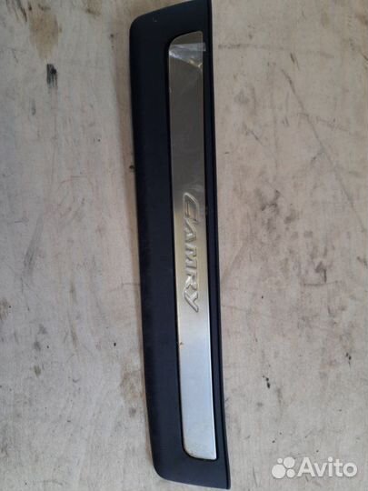 Накладка на порог задняя левая Toyota Camry AVV50