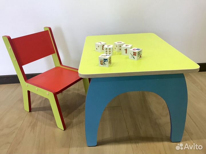 Детская мебель: стол и стул цветной