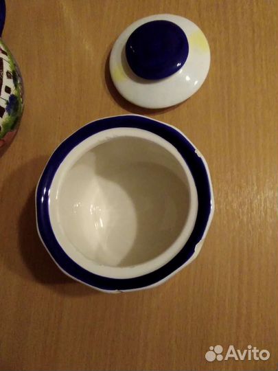 Заварочный чайник и сахарница