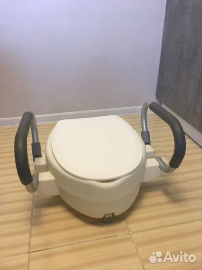 Насадка на унитаз для инвалидов