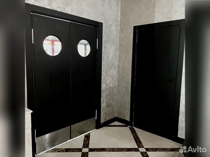 Дверь маятниковая в кафе