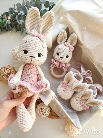 Вязаные игрушки и погремушки