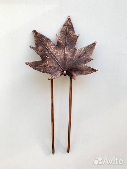 Заколка канзаши с листиком клёна гальваника бохо