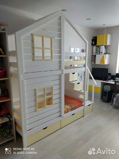 Двухъярусная кровать с домиком