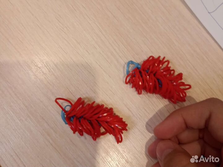 Перо из резинок. Можно нацепить на серёжку