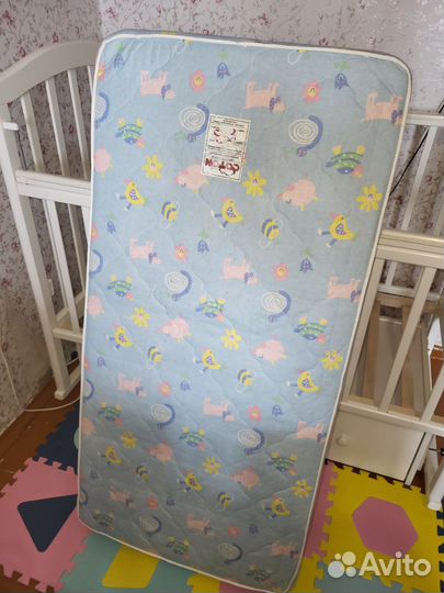 Детская кроватка с маятником белая